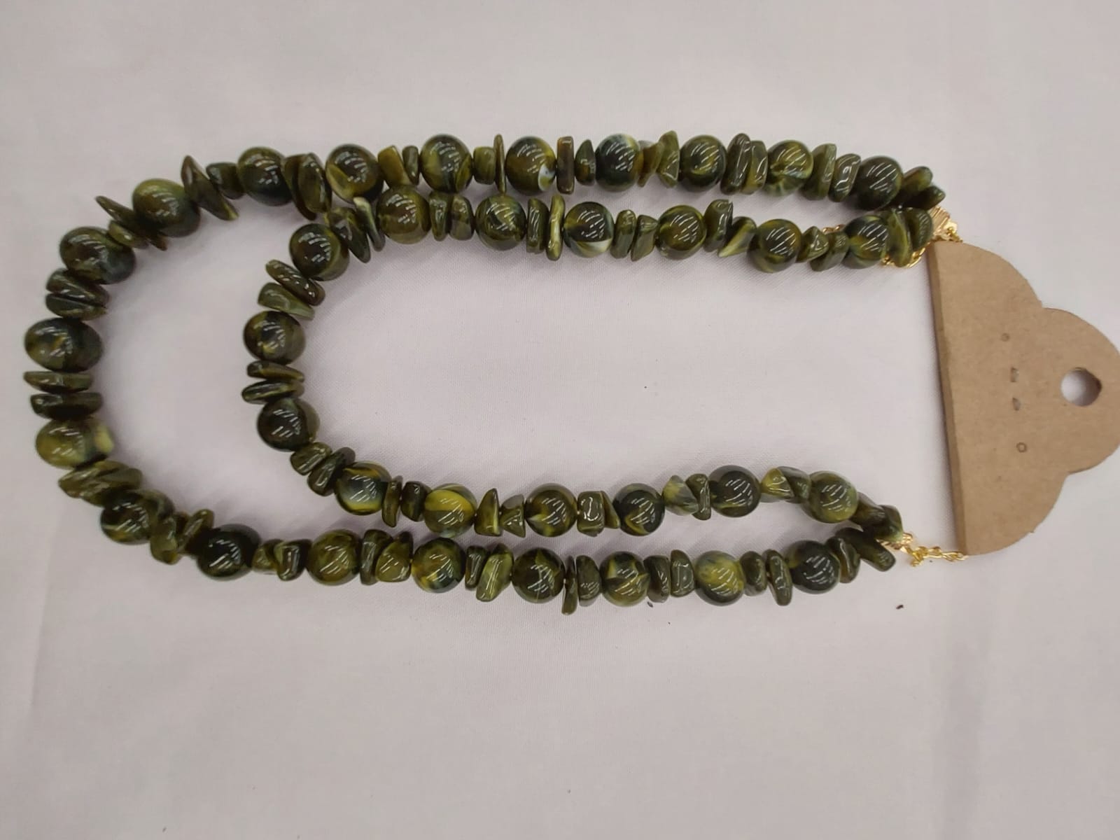Colar verde de contas e pedras